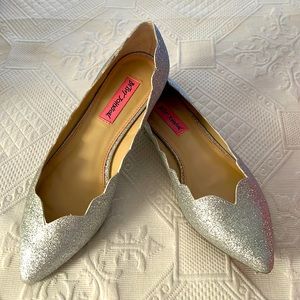 BETSEY JOHNSON SPARKLING SILVER SCALLOPED FLATS